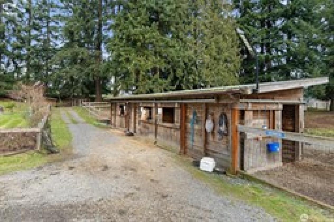 ESTABLISHED 10- ACRE EQUESTRIAN BOARDING OPERATION - photo 12
