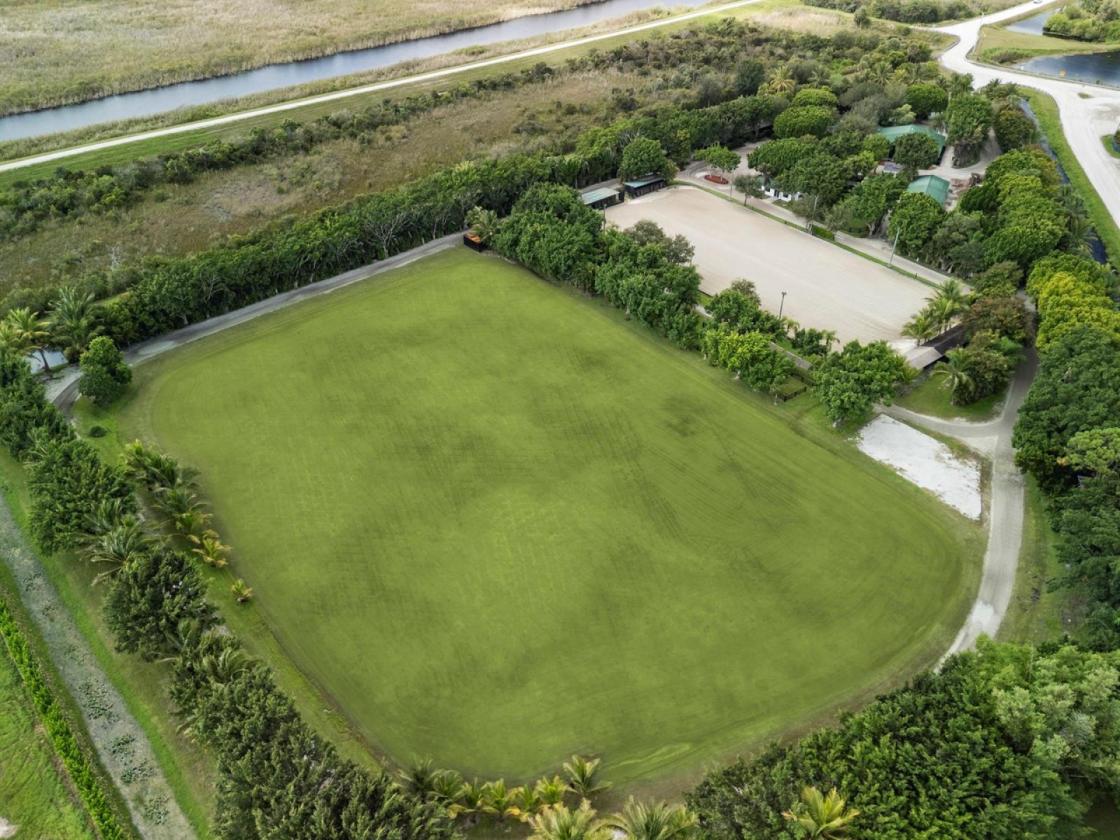 Horse Farm 11 Acres w/ 50 Stalls + groom cottages - photo 2