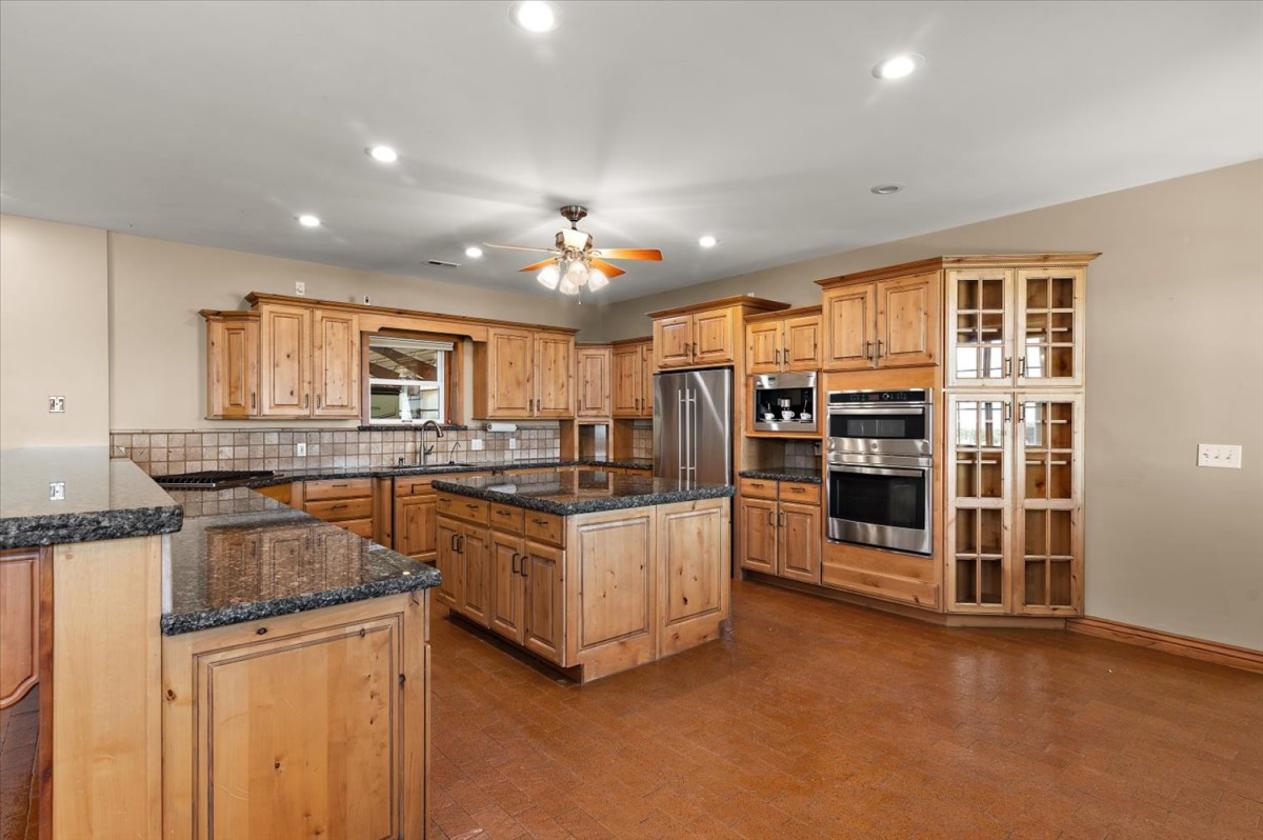 Pueblo ranch with 27,125 sq ft building - photo 3