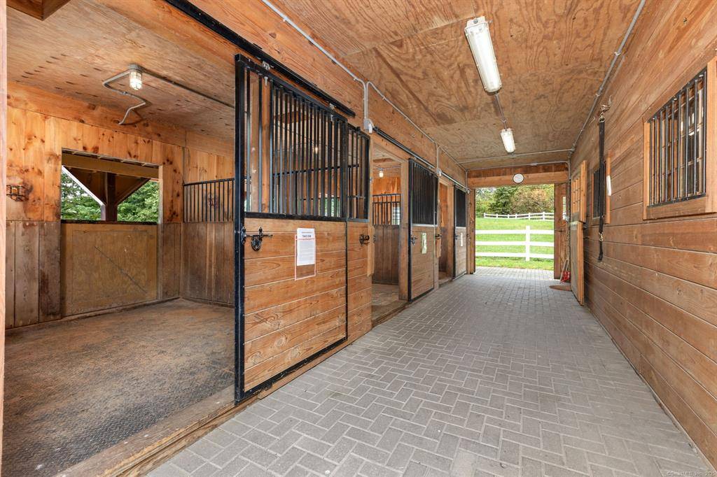 Gentleman's Farm at the End of a Quiet Cul-De-Sac - photo 3