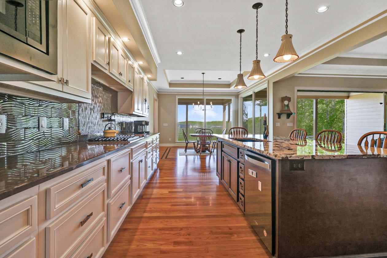 Luxury living meets sweeping, unforgettable views - photo 17