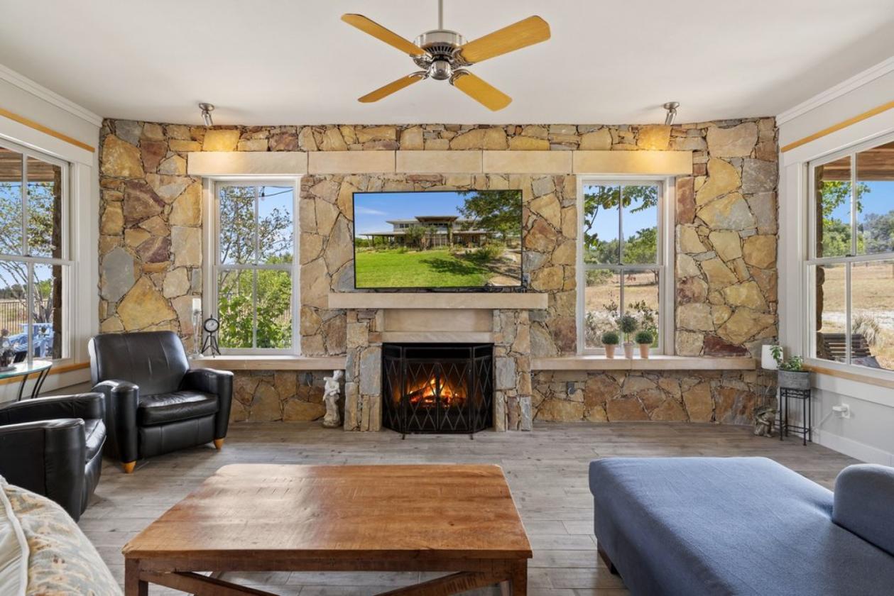 Hilltop Retreat - Modern Craftsman Architecture - photo 9