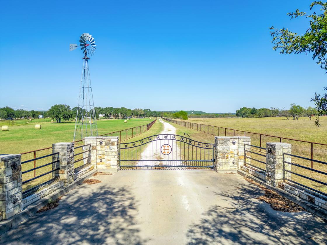 15+ ACRES W/ HOME, BARN, SHOP, AND COASTAL HAY - photo 1