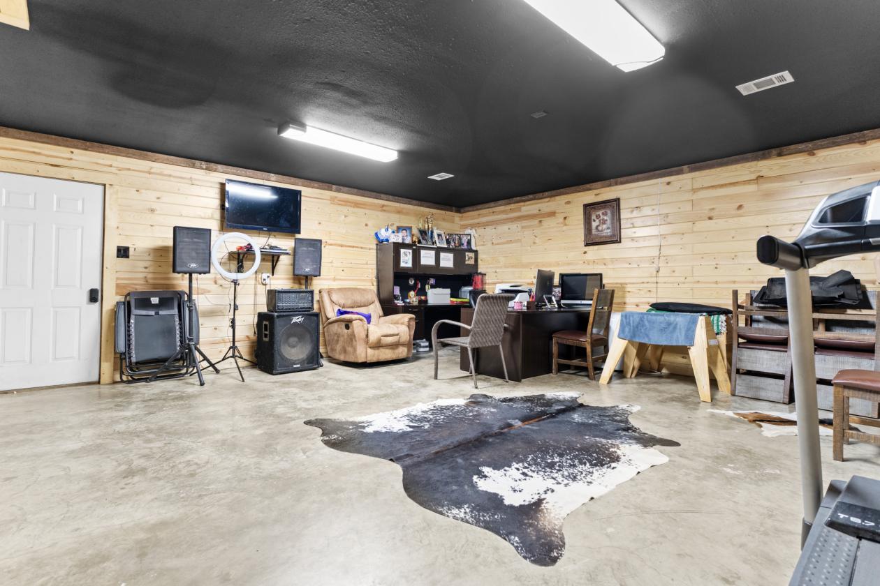 64 ACRE EQUASTRIAN RANCH WITH ARENA IN EAST TEXAS - photo 24