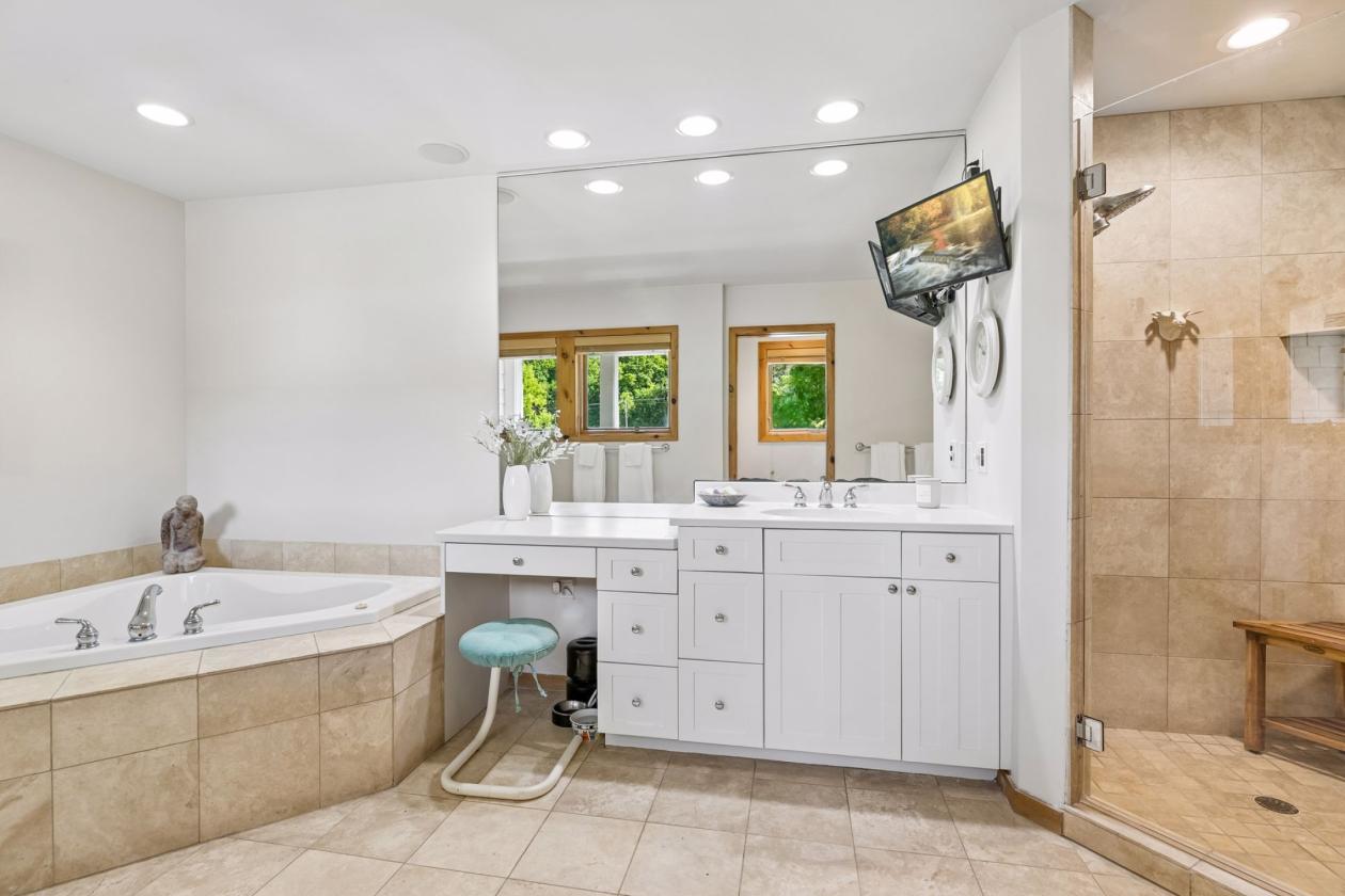 Stunning 5.73 Acre - Equestrian Friendly - Updated - photo 18