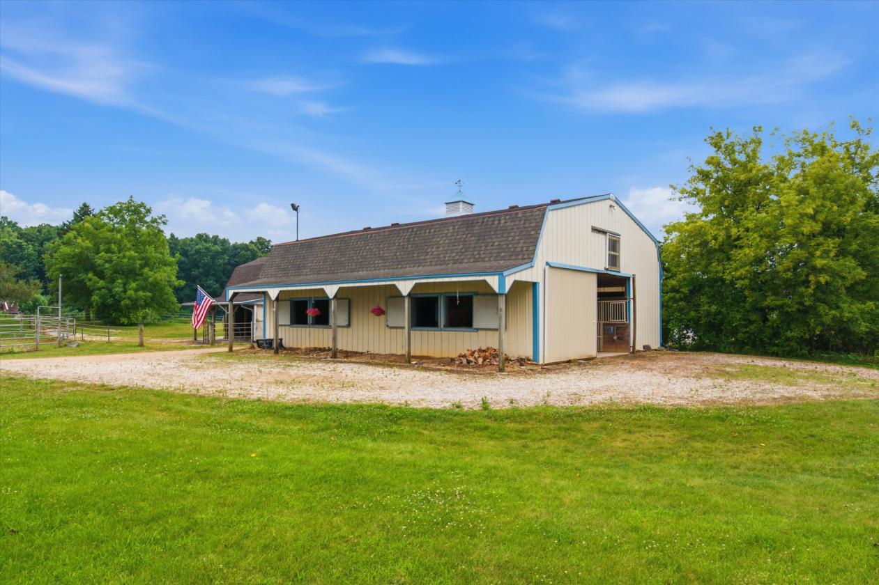Beautiful farm w/ indoor 14 miles from Ann Arbor! - photo 4