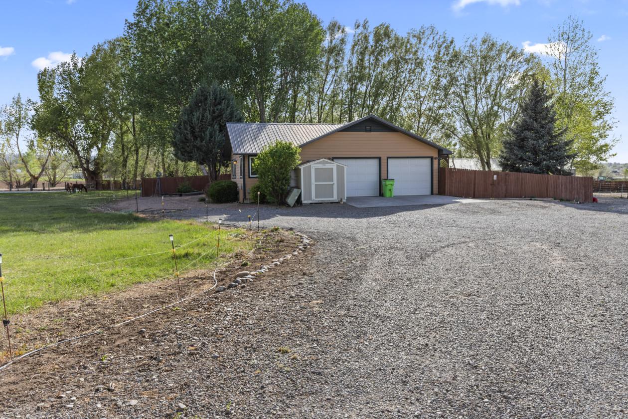 Beautiful Spring Creek Mesa Equestrian farm! - photo 9