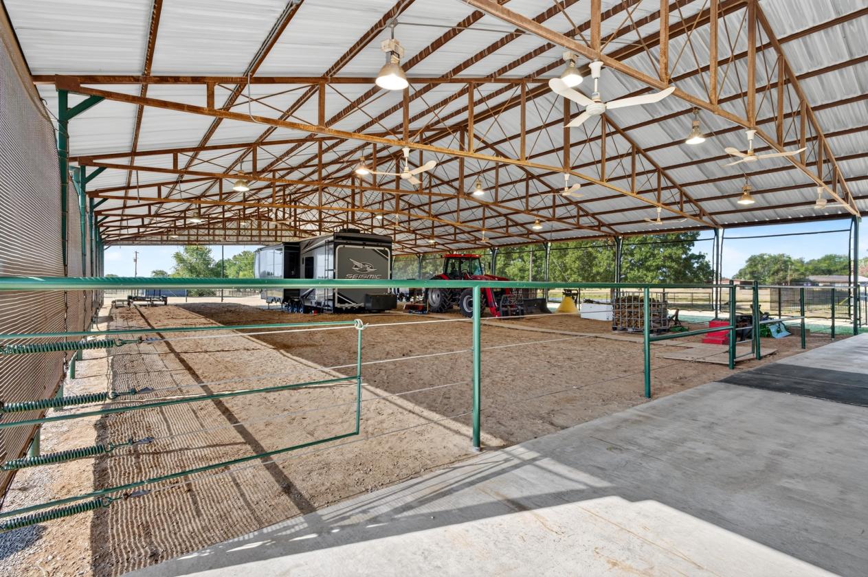 18 Acres, 3 Barns, Training Arena, 3 Residences - photo 5