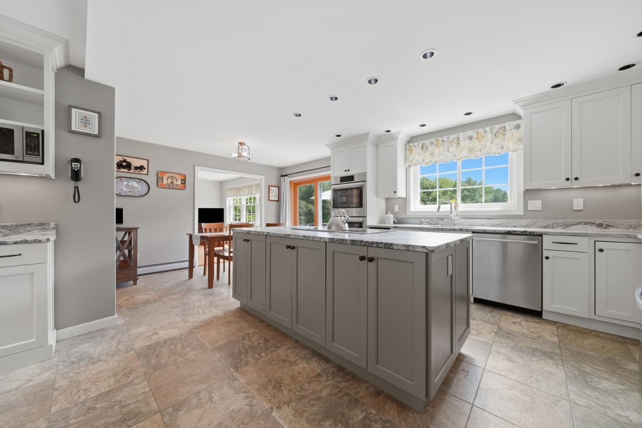 Beautifully Maintained Equestrian Farm/4.2 Acres! - photo 17