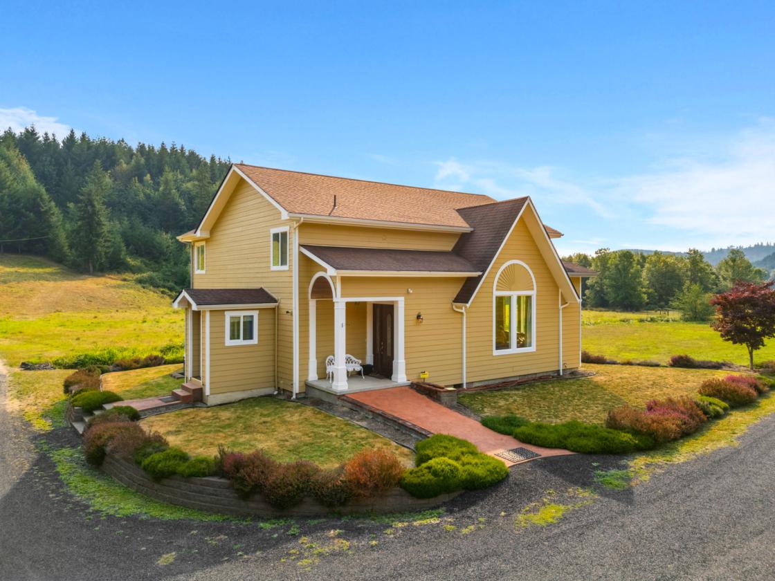 Pacific NW Secluded 75 Acre Homestead Ranch - photo 4