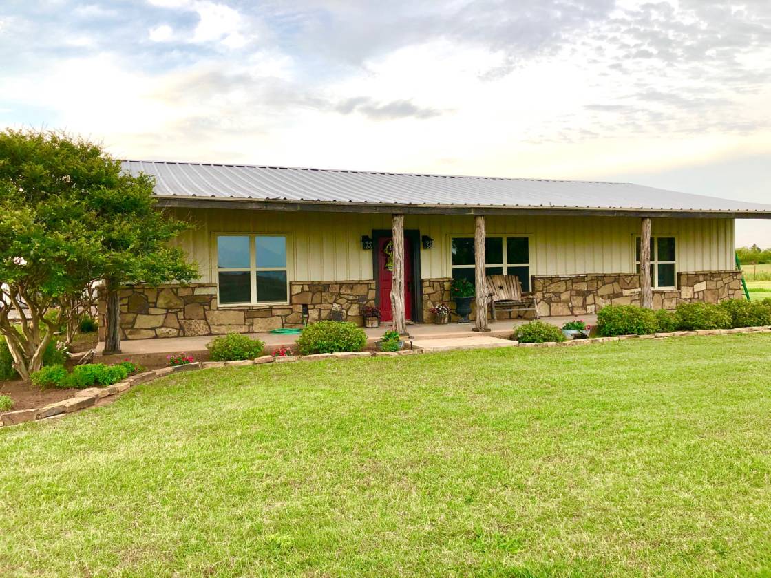 Exceptional Barndominium on 4.28 Acres! Home w/over 1750 SF, 3