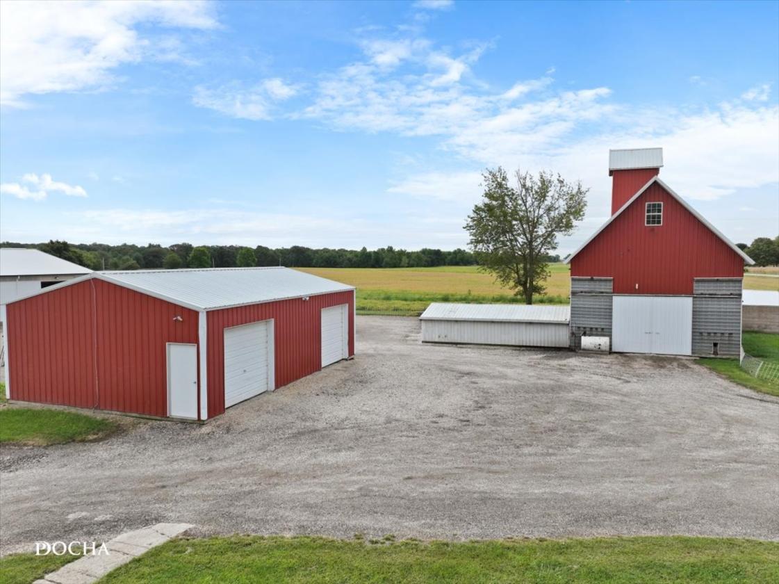 Renovated Farmhouse, Indoor Arena & More! - photo 7