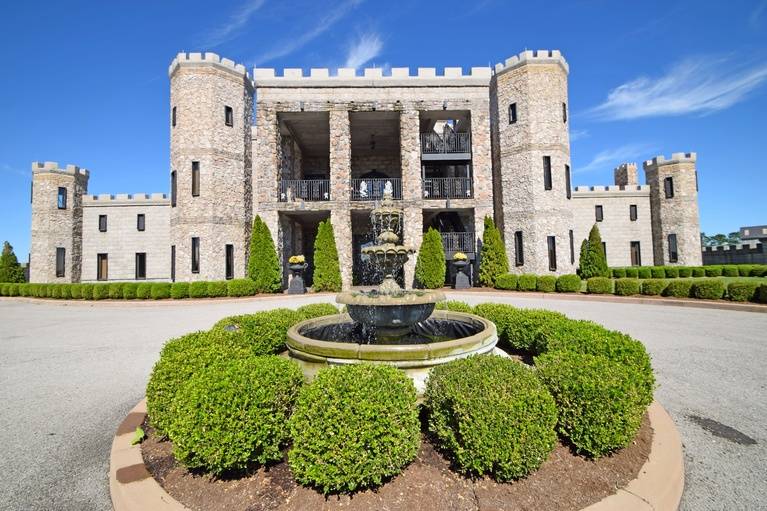 Historic Castle Post | Versailles, Woodford County, Kentucky | Horse ...