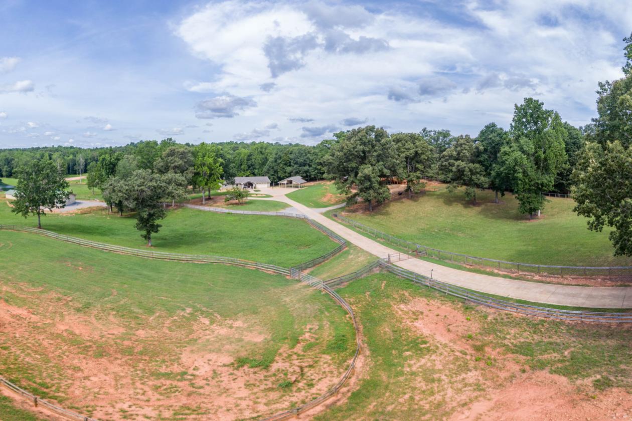 FANTASTIC EQUESTRIAN PROPERTY - photo 4