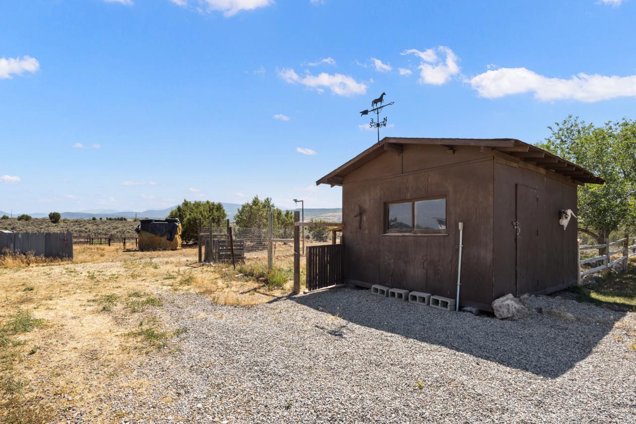 Horse Property with stunning views - photo 26