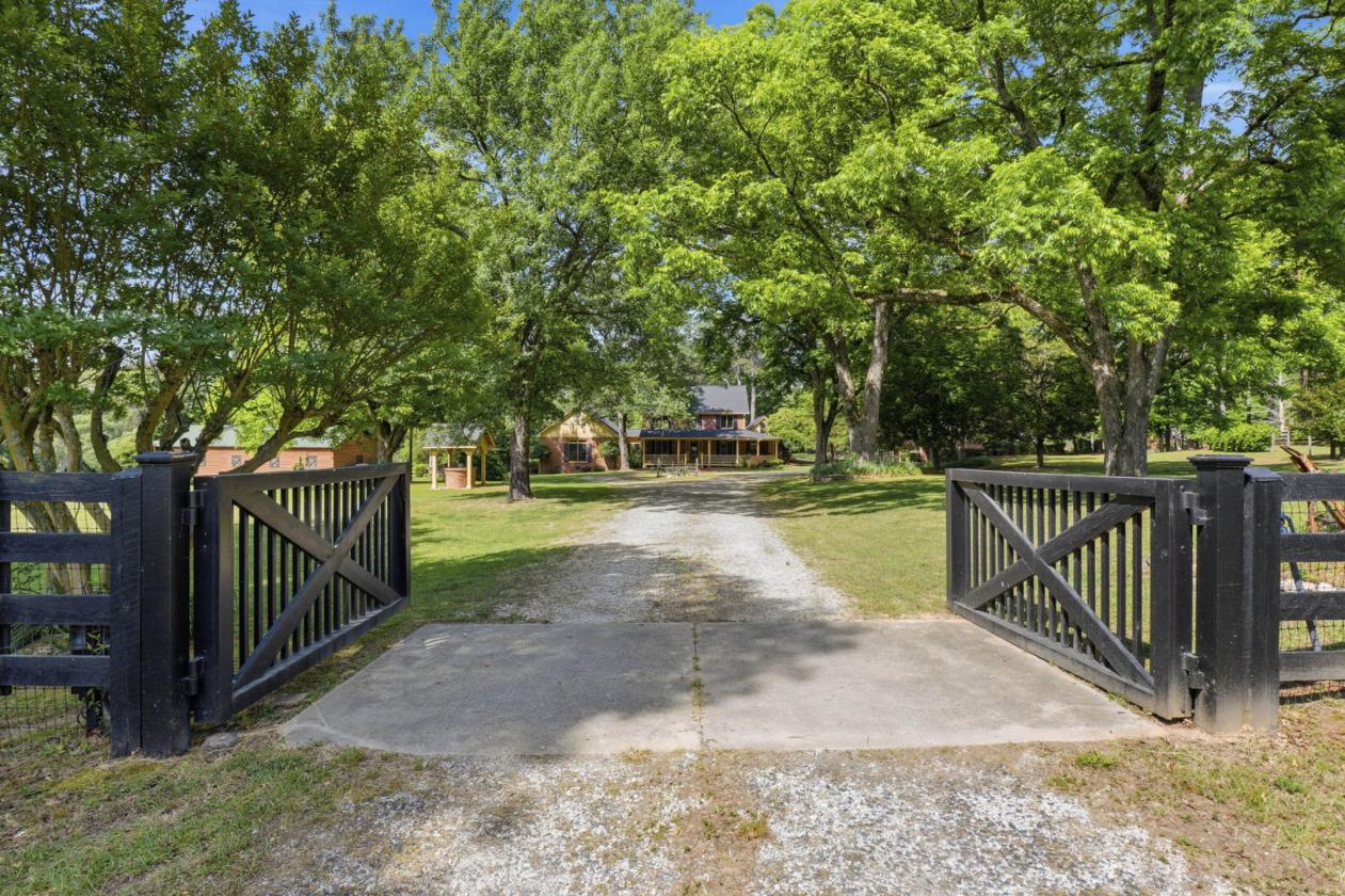 Breathtaking +/-16-Acre Equestrian Estate - photo 3