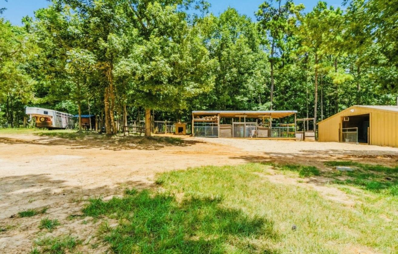 Beautiful East Texas horse property - photo 23