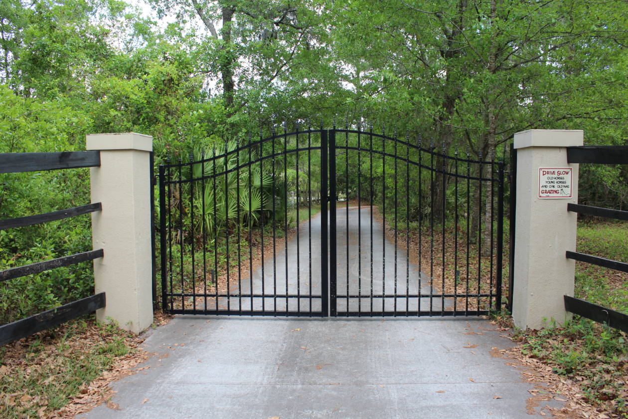 Quaint three bedroom pool home with three stall pole barn... Middleburg, Clay County, Florida