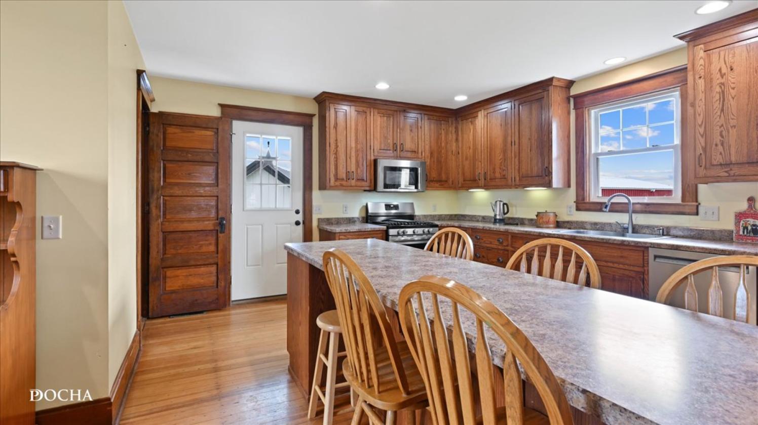 Renovated Farmhouse, Indoor Arena & More! - photo 12