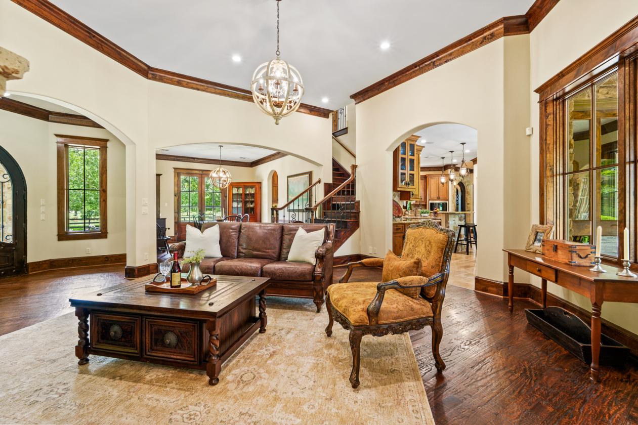 Extraordinary Estate on 7.8 Acres, 6-Stall Barn, & Dressage Arena - photo 9