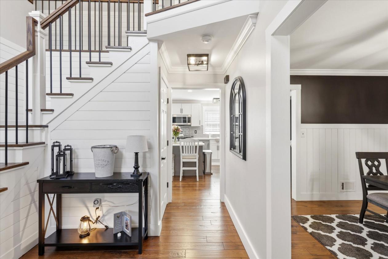 Luxury Farmhouse Residence Equestrian Suitable! - photo 9