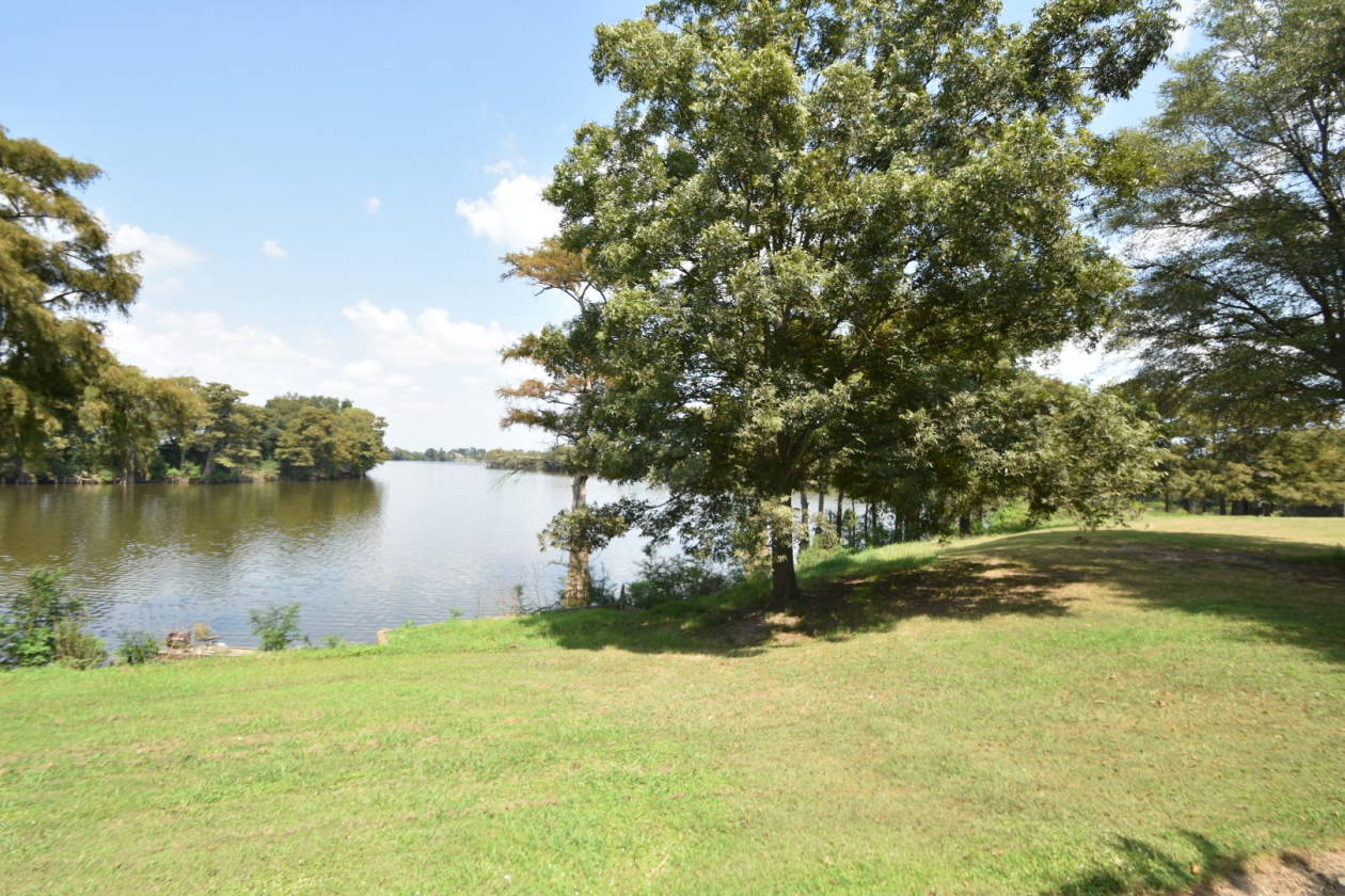 Luxury Equestrian Estate on beautiful Wolf Lake in MS Yazoo City