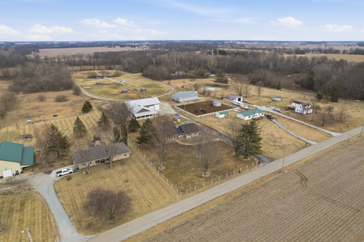 Private horse property with a modern touch! - photo 12