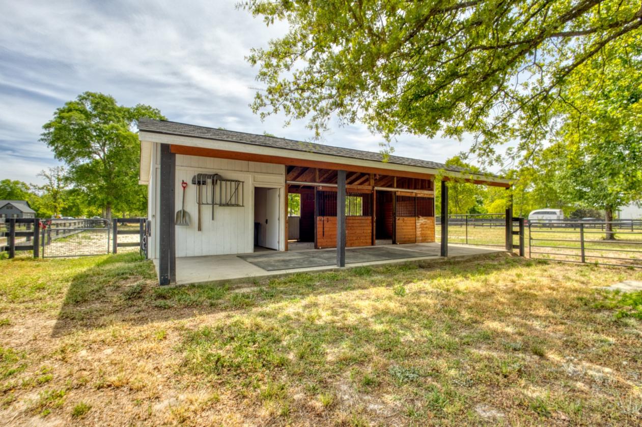 An Equestrian retreat in the heart of Bridle Creek - photo 2