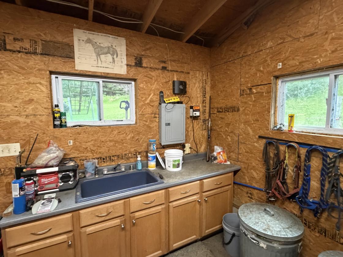 Country Retreat on 5 acres with stable - photo 16