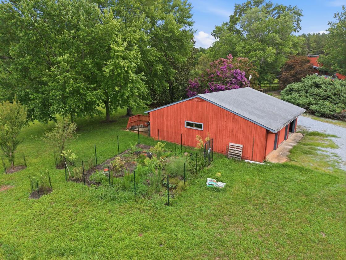 Grand Modern Farmhouse & Barn on almost 30 acres - photo 8