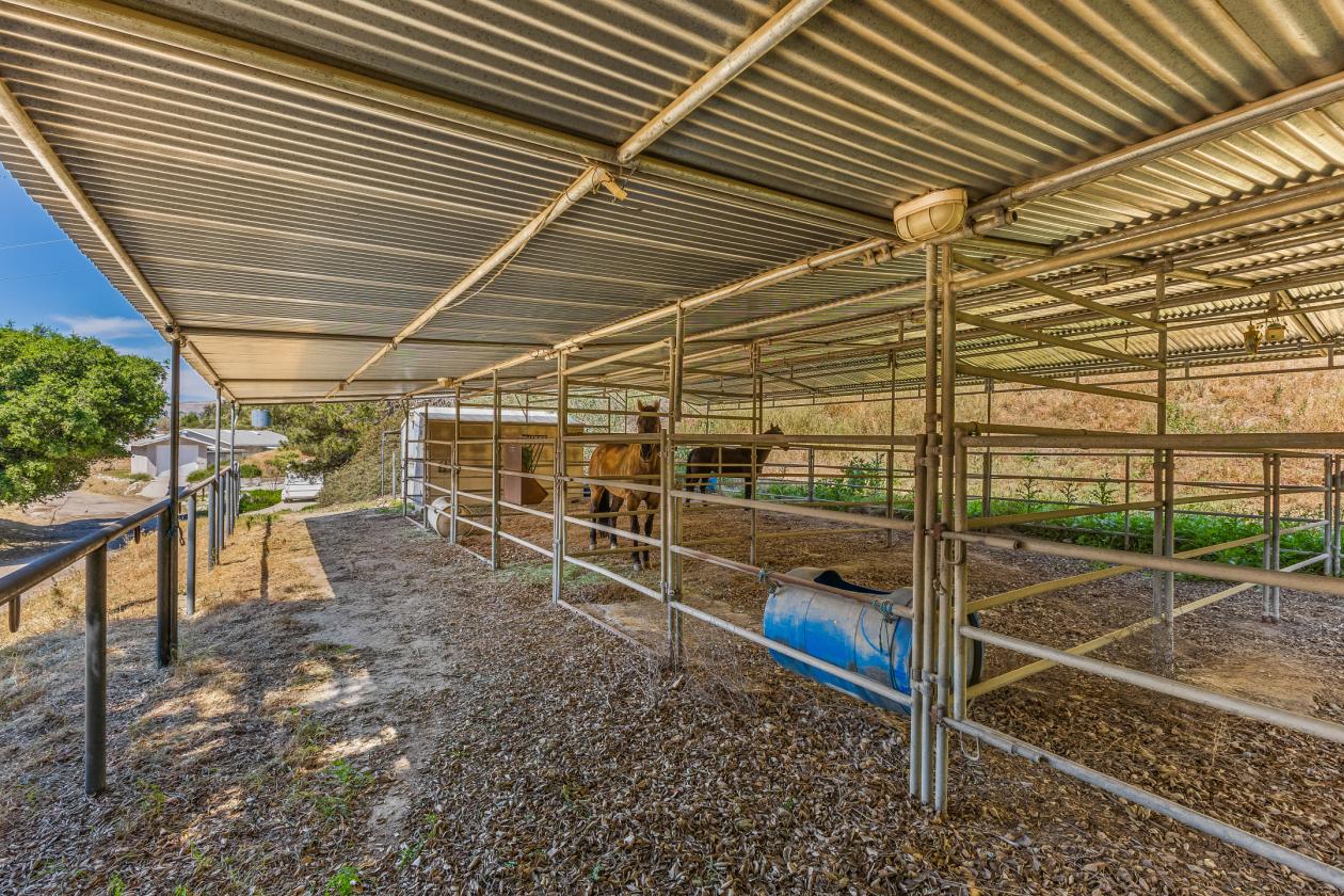 Sand Canyon Horse Property | 2.5 Acres & 4 Stalls - photo 6