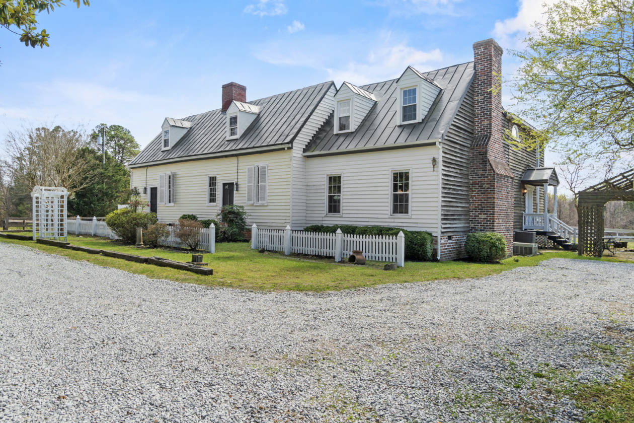 Pre-revoutionary home on a 10-acre horse farm! - photo 2