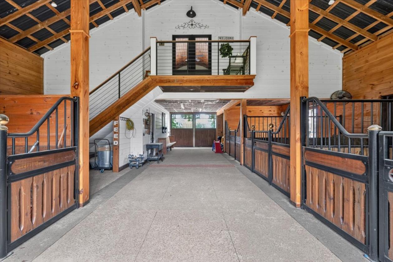 Luxury equestrian estate with 2 guest quarters - photo 6