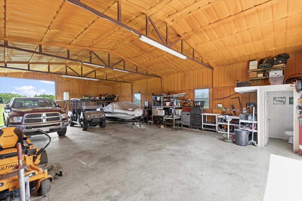 Luxury equestrian estate with a covered arena - photo 27
