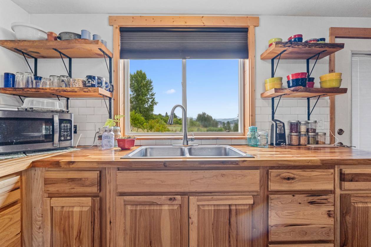 Columbia River views on 14 acres w/room for horses - photo 8