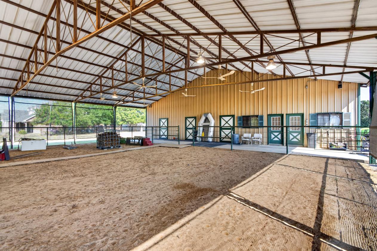 18 Acres, 3 Barns, Training Arena, 3 Residences - photo 6