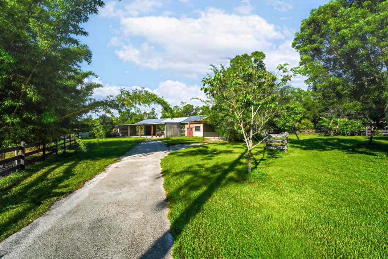 Rural LARGE pool home with inlaw suite and Acreage - photo 5