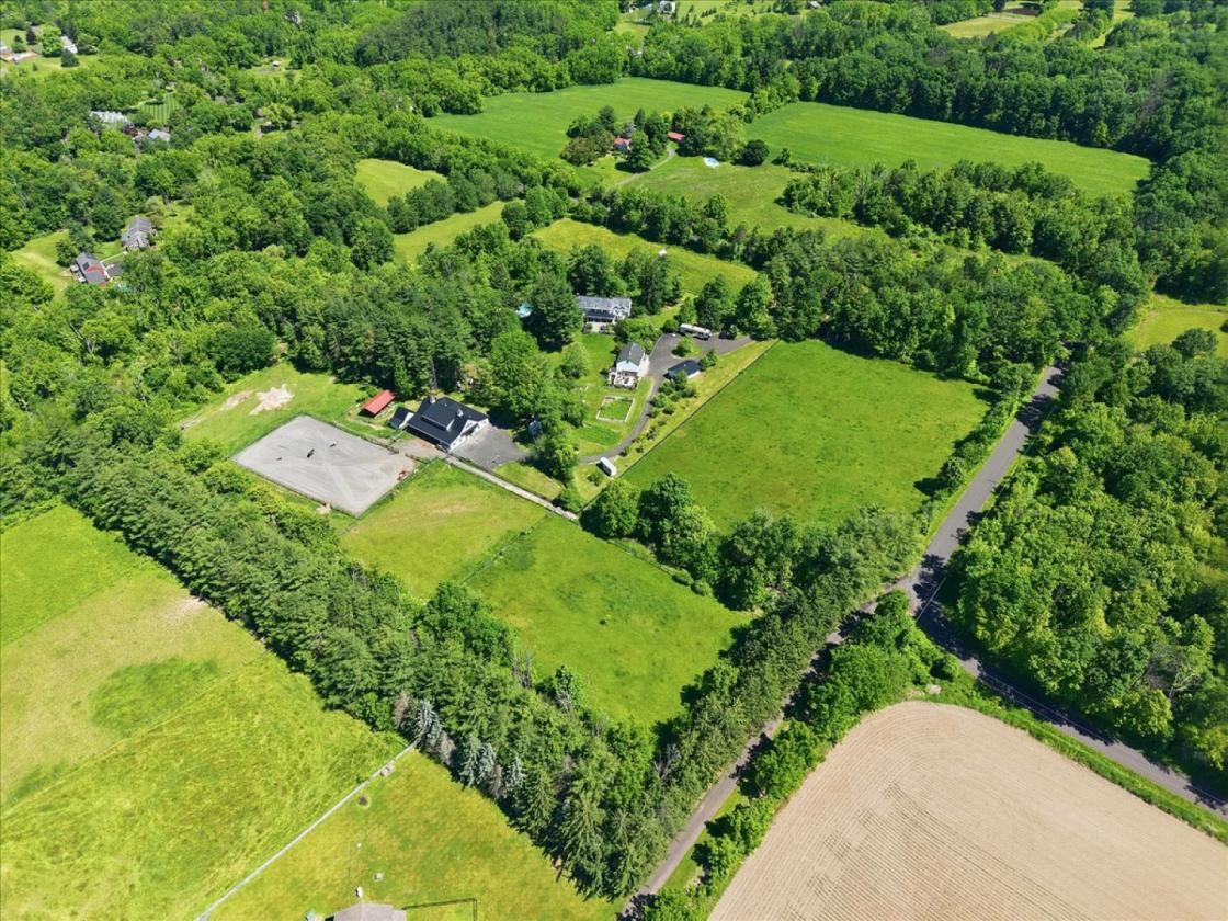 Equestrian estate w/ luxury barn & carriage house - photo 30