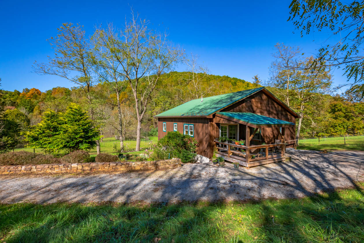 Move in ready for you and your horses! Adjacent to... Ivanhoe, Wythe