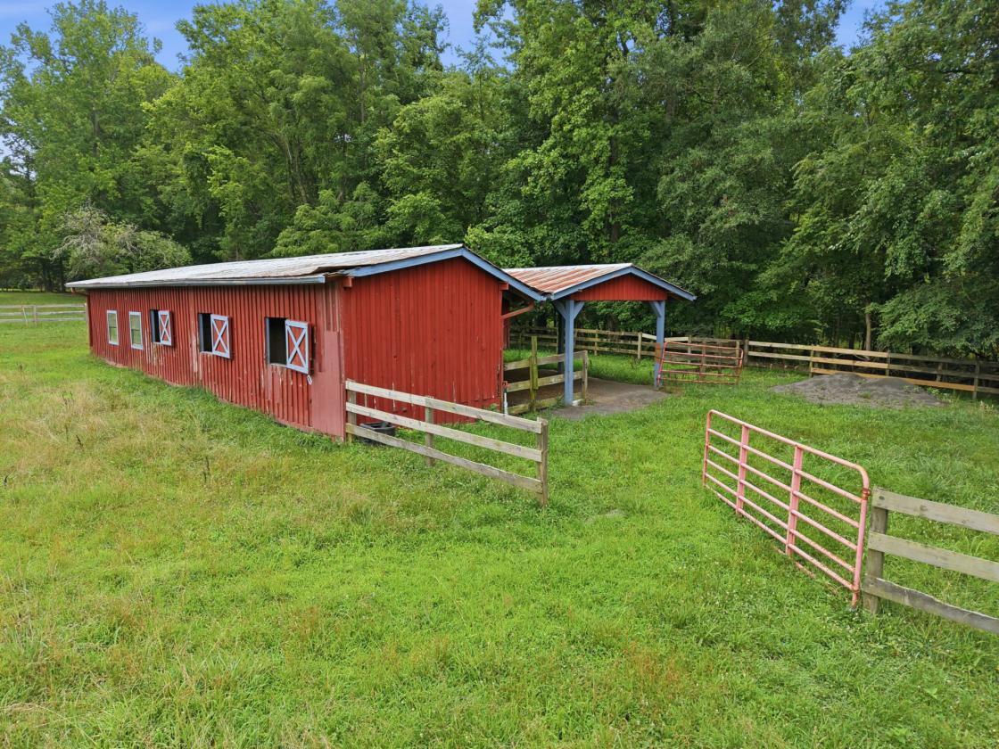 Grand Modern Farmhouse & Barn on almost 30 acres - photo 10