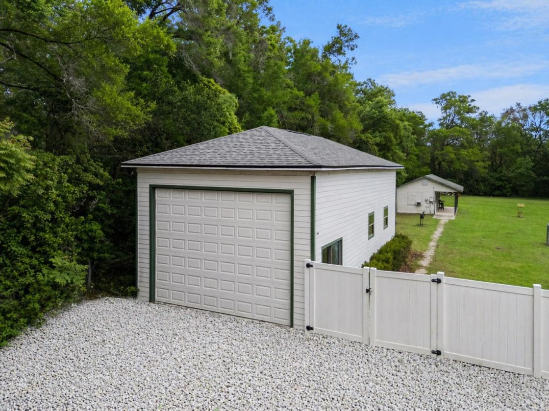 2.5 Acre Retreat with Guest House & Workshop - photo 6