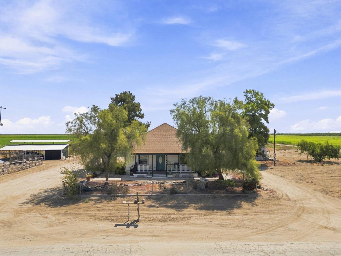 Luxury equestrian estate with a large riding arena - photo 1
