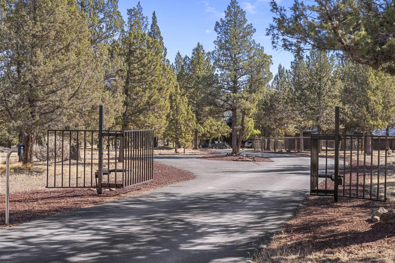 Custom Home, 20 acres, RV Shop, ADU - photo 18