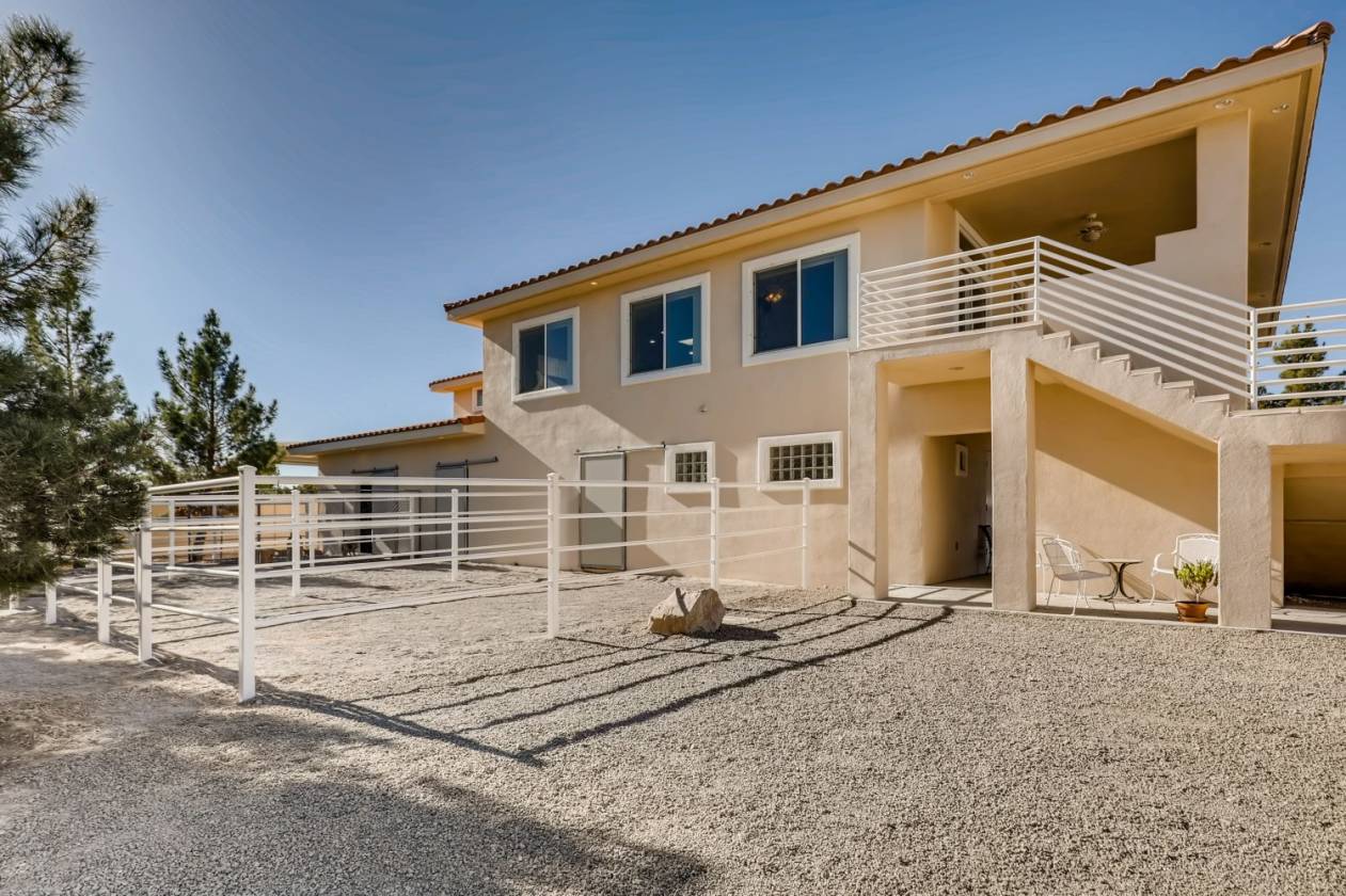 EQUESTRIANS DREAM 2 ACRE HORSE PROPERTY WITH UNIQUE HOUSEBARN w