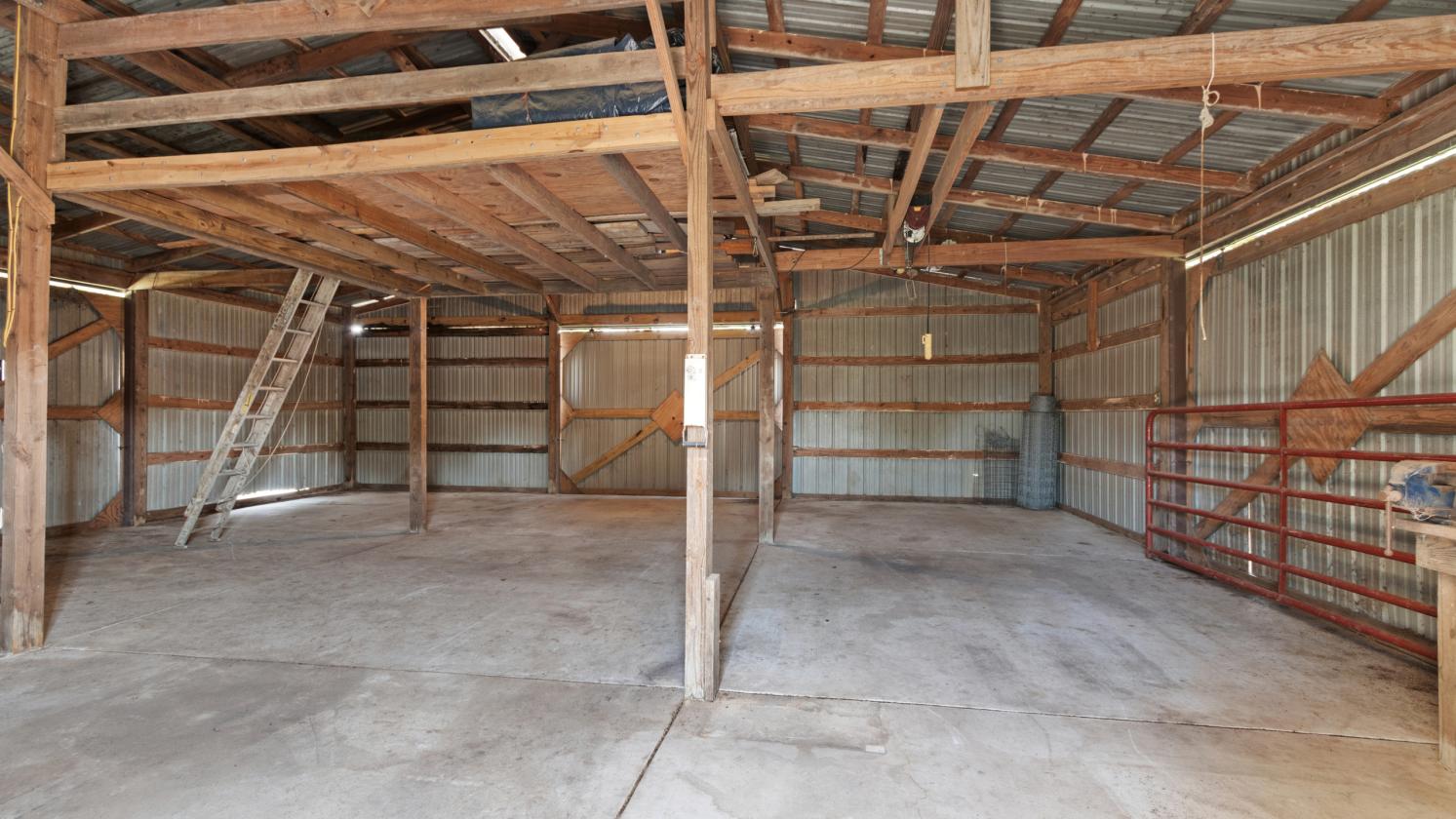 5.92 +/- AC BARN & HOUSE, 3 CAR GARAGE - photo 25