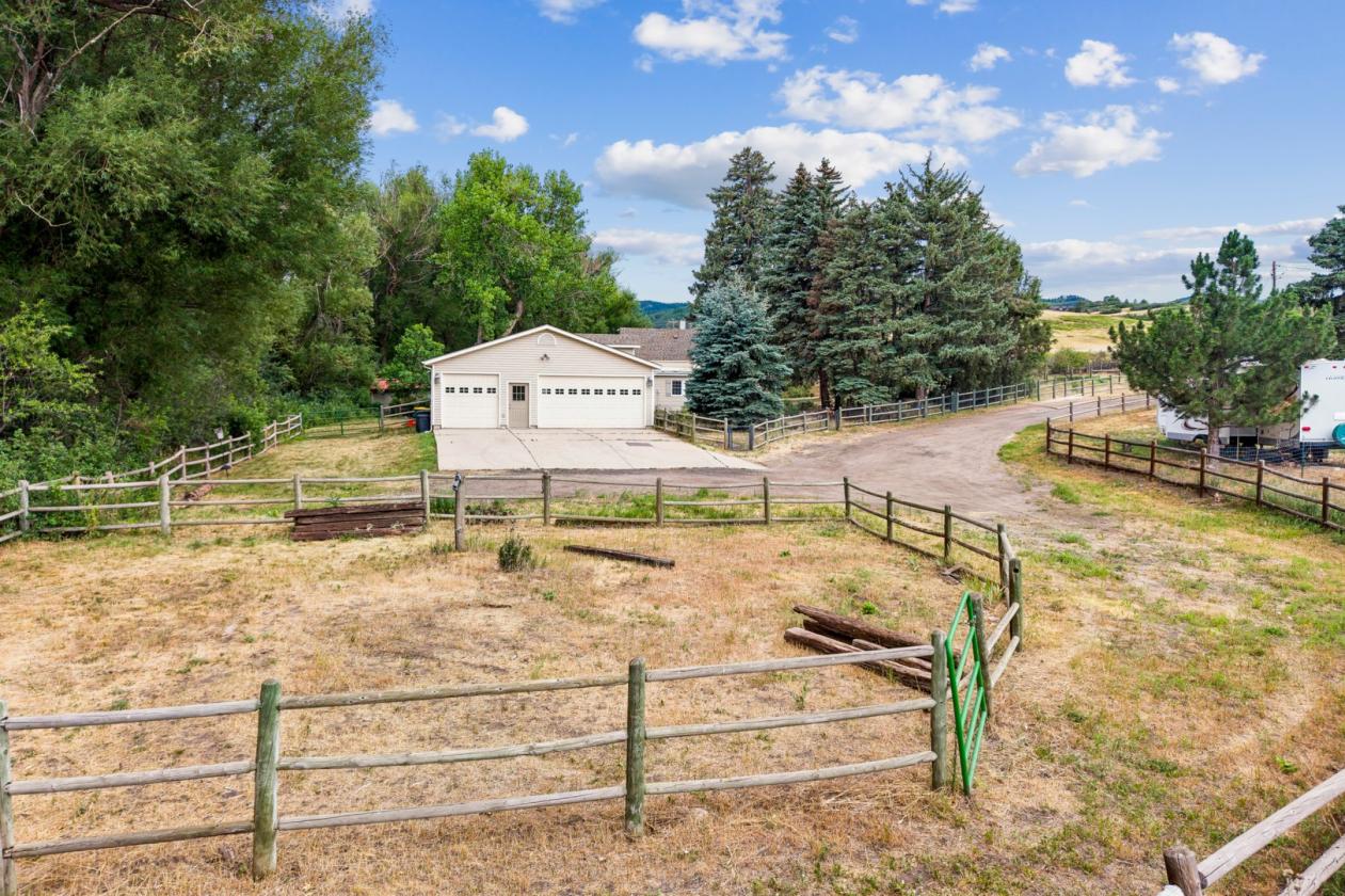 Remarkable horse property with beautiful pasture - photo 25