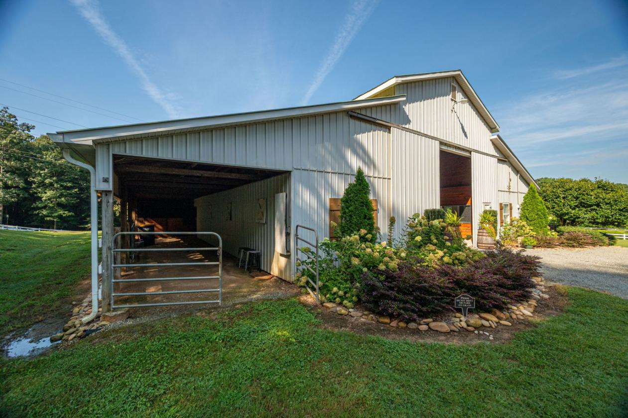 29 ACRES 9 STALL BARN & MODERN FARMHOUSE + 2ND LQ - photo 10