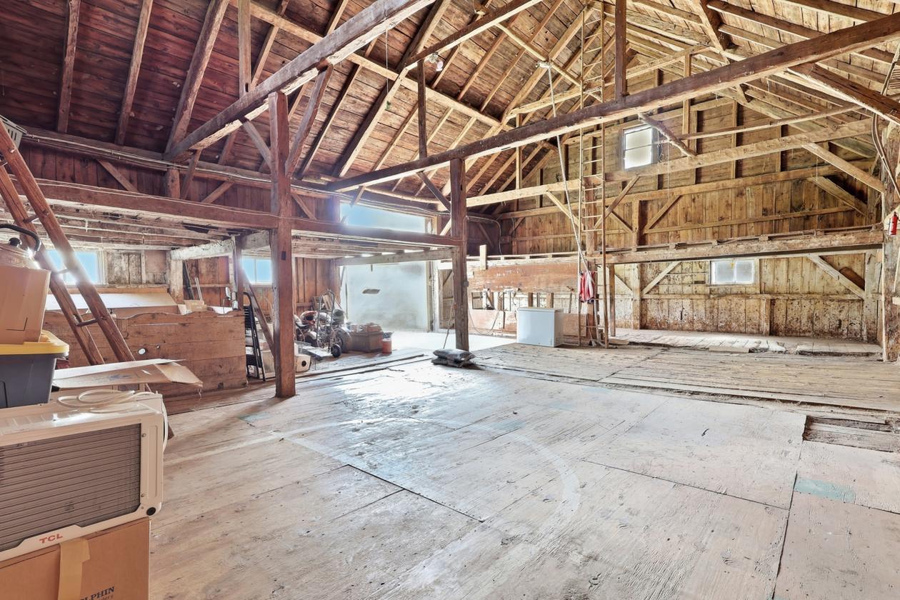 Equestrian Estate with Stunning Antique Farmhouse - photo 26