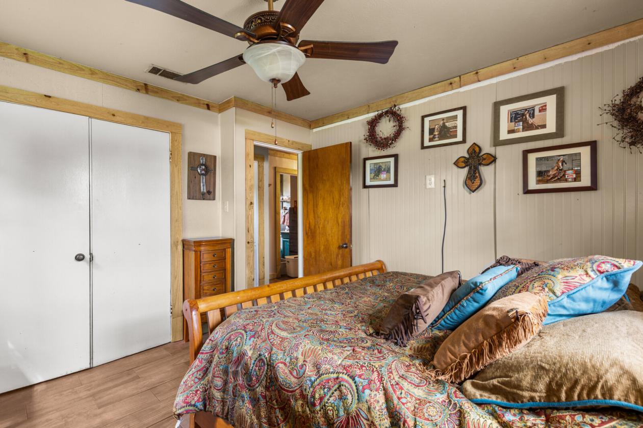 Horse property with gorgeous views - photo 15