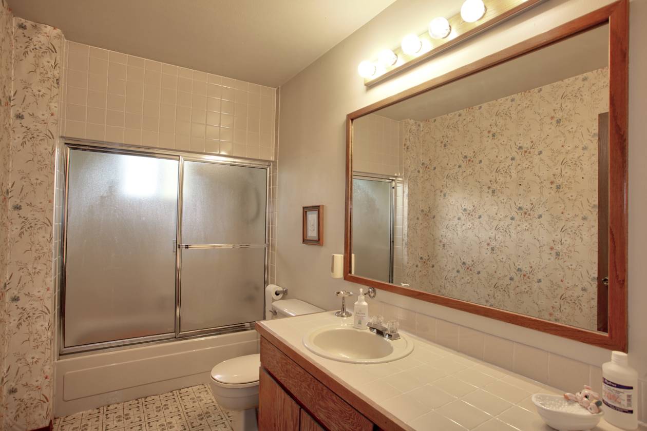 !0 Acre Horse Property with Country Home in Rathdrum N... Rathdrum